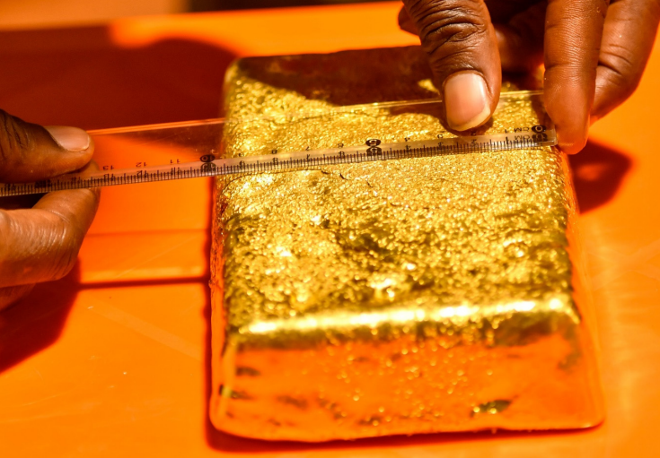 figure 6 Tietto teams celebrating first gold pour at Abujar.png